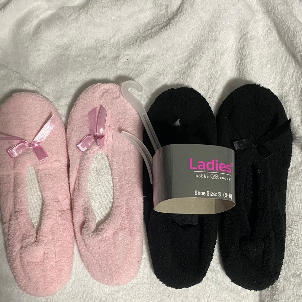 Bobbie Brooks Women's Slippers in Pink and Black